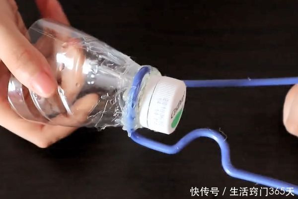 马桶|塑料瓶盖上套一个衣架,塞进马桶里面,解决了家家户户的大烦恼!