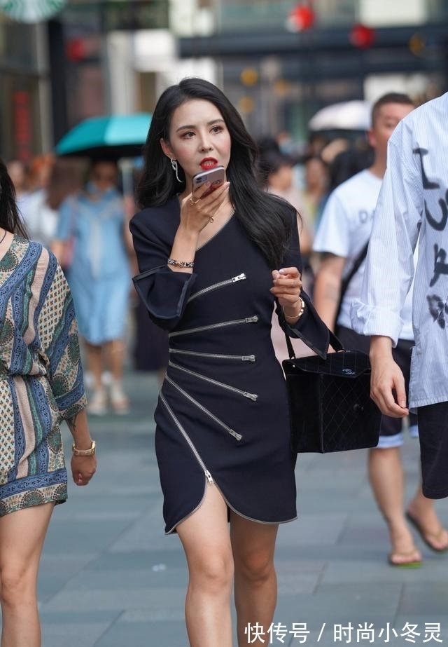 正式感|简约风格的藏青色连衣裙，加上六条拉链做装饰，精致又颇具正式感