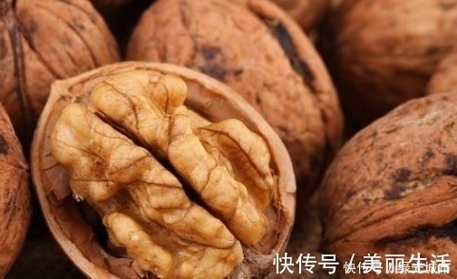 好处|坚持每天吃4颗核桃,半个月下来,3大好处会找上你,早吃早受益