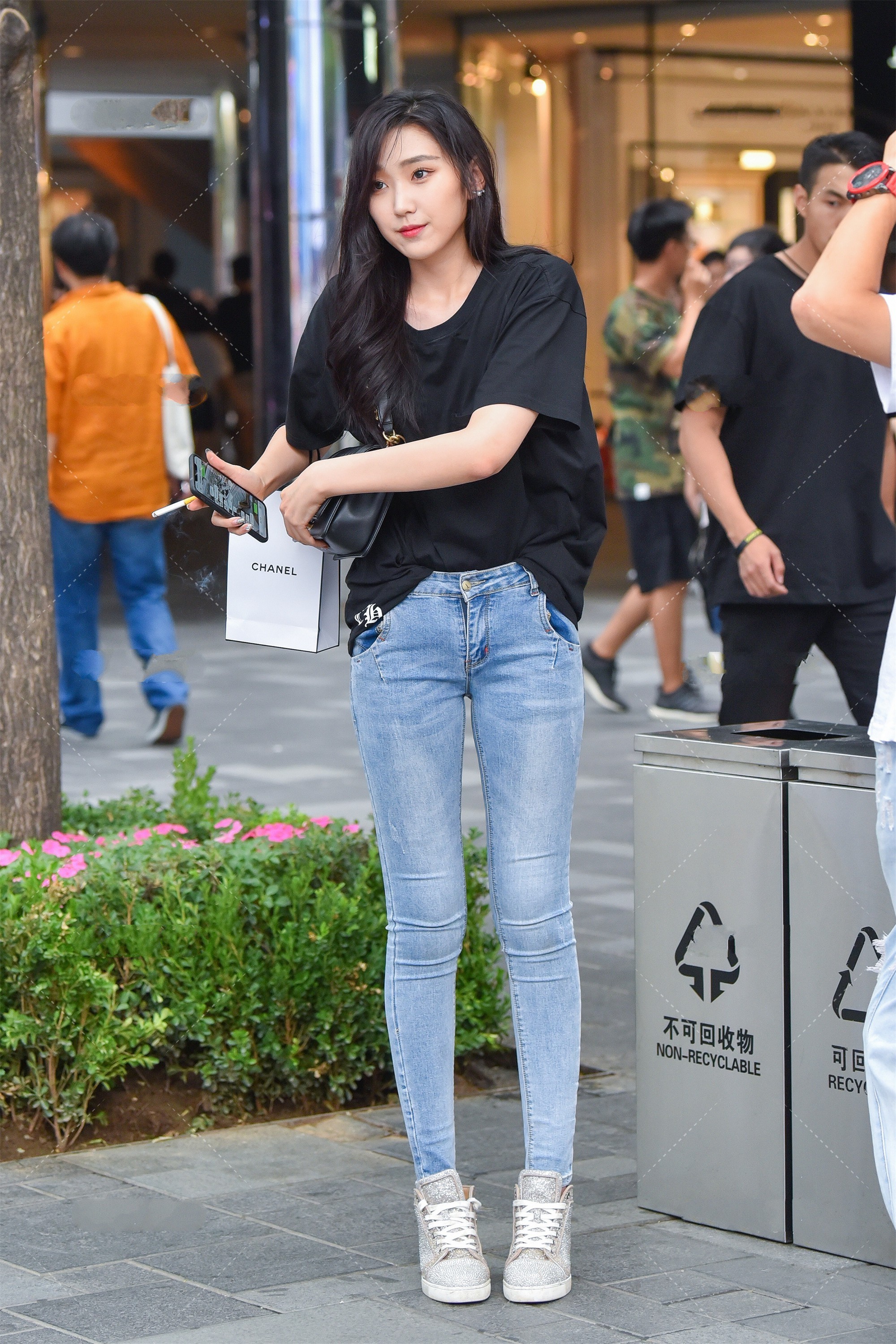 美女|美女街拍:宽松上衣搭配浅蓝色裤子,活力满满,时髦大气