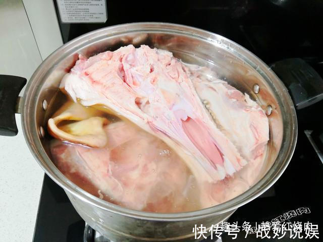 耳朵眼|一百多买个大猪头,卤好了全家都爱吃,肉香皮弹卷饼吃一点也不腻