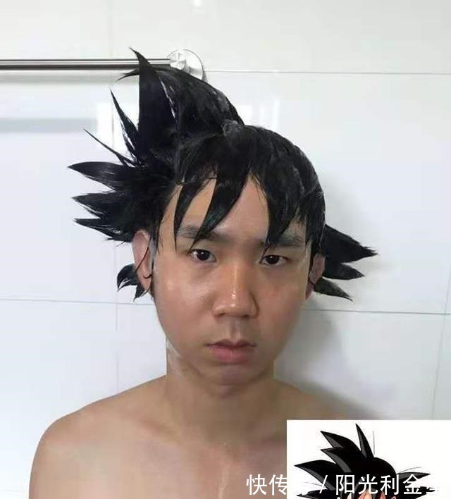 漫迷们|泰国小哥Cos都很火，他在“洗澡”时利用洗头液做出各种动漫角色