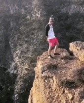 |搞笑GIF段子:现在的妹子是不是在家里待久了,都开启不正常舞蹈模式了?