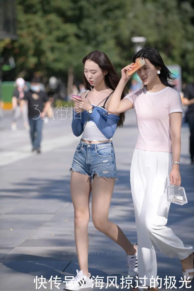 街拍简洁大方的小姐姐，黑色的吊带穿搭很动人！