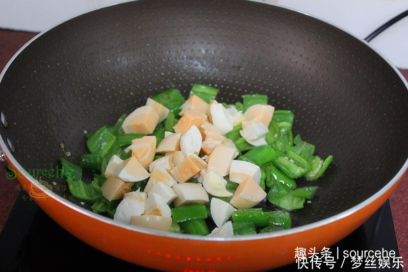 咸蛋炒辣椒时多加一步,辣椒香辣可口,软香入味,很好吃!