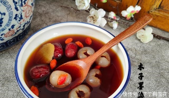 40岁的她，气色红润面若桃花，就爱喝这碗汤，尤其是冬天