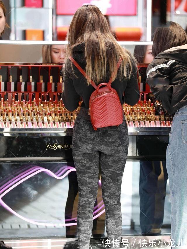 搭配 超时髦的打底裤穿搭，才能减少刻板感觉，简约靓丽