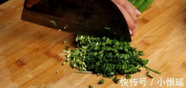 小董|豆腐最简单的家常早餐的做法,不揉面不和面,出锅比吃肉还香