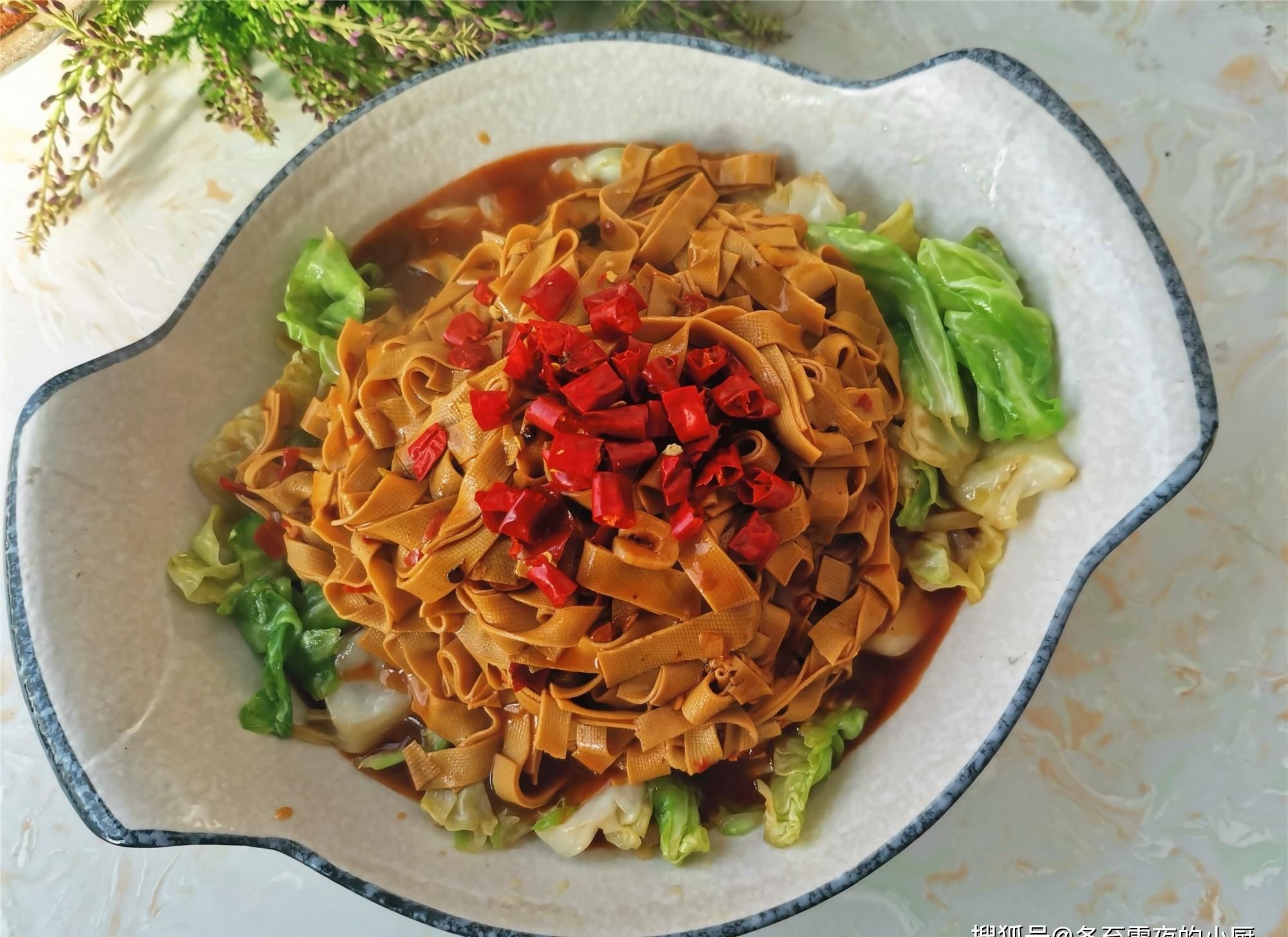 水煮干豆腐家常做法,包菜脆嫩,干豆腐劲道爽滑,不放肉也好吃