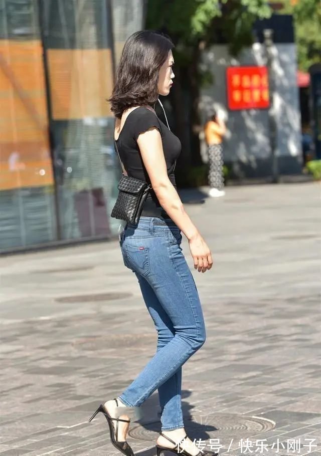 纯银色|时尚牛仔打底裤搭配甜美上衣,修身加细腿,打造比较复古风格