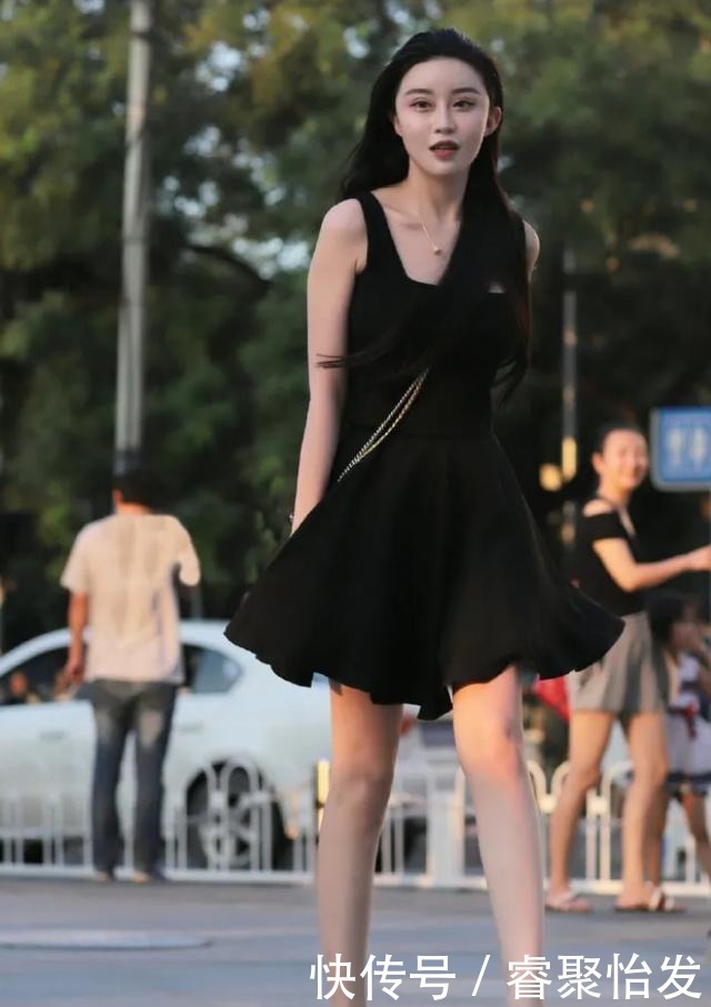 洋气|美女穿“短靴+连体短裤”秀身材,潇洒又洋气,轻松成为街头焦点