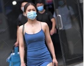 微胖 深蓝吊带连衣裙,裙摆处的开叉设计,别具一格