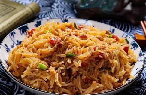 炒粉丝时,焯水后直接炒是不对的,多加一步,粉丝根根分明不结团