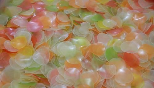 虾片一炸就变大，好奇是用什么做的？这原料厨房都不缺