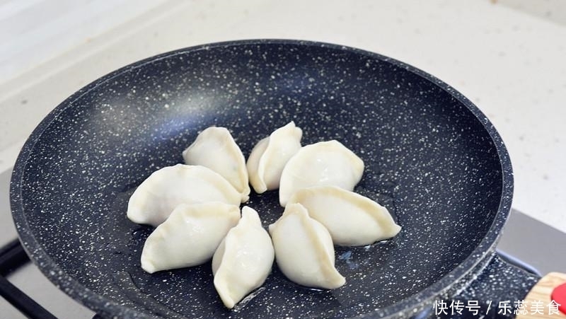 煎饺上的冰花，到底是面粉还是淀粉做的？加多少水才焦脆不糊？