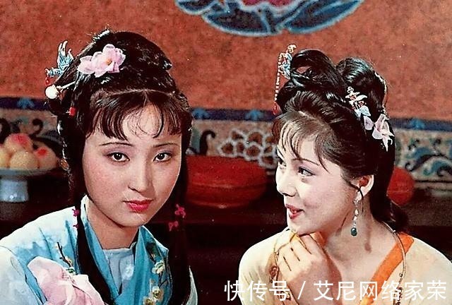 黛玉@金钏死后,薛宝钗主动给她衣服作寿衣,曹雪芹到底在暗示什么?