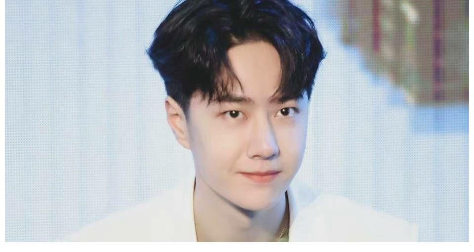 王一博活动惊喜出场，黑粉吐槽“足不出沪”，粉丝别样解读