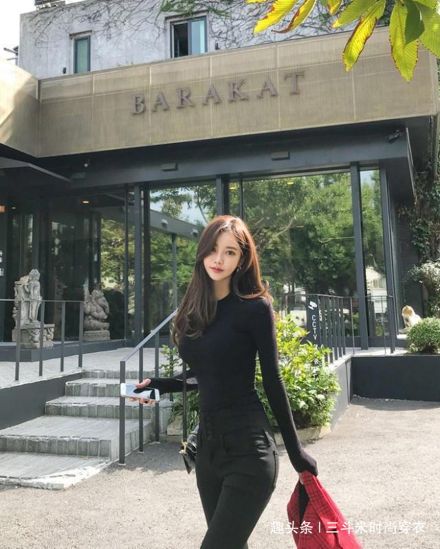 时尚 紧身牛仔裤,气质穿搭,让美女非常时尚有魅力!