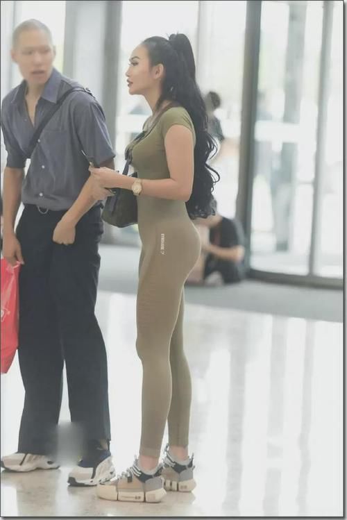 小姐姐|时尚穿搭：小姐姐这身好纹绣搭配瑜伽裤，太有气质了
