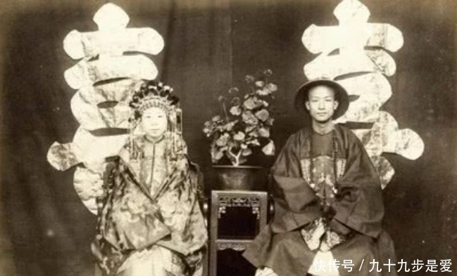 晚清|晚清老照片:少爷搂着一妻一妾,实拍裹小脚,别再被电视剧骗了!