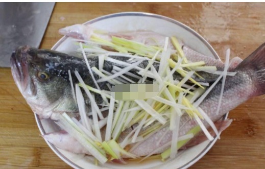 鲈鱼最简单的家常做法,鲜嫩少油,在家也能做出大厨的档次