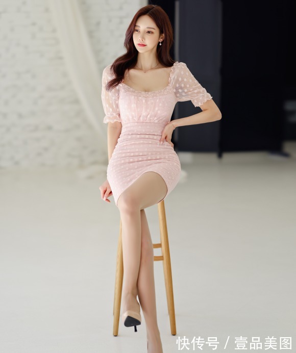 孙允珠 女神孙允珠的时尚搭配:春雪蕾花甜美波点蝴蝶肩衣裙