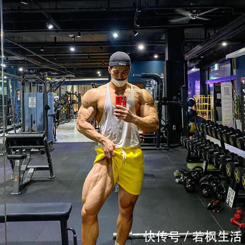 视觉效果|十年打造巨兽般的身材，体重105公斤，背阔肌与腰的比例极其夸张