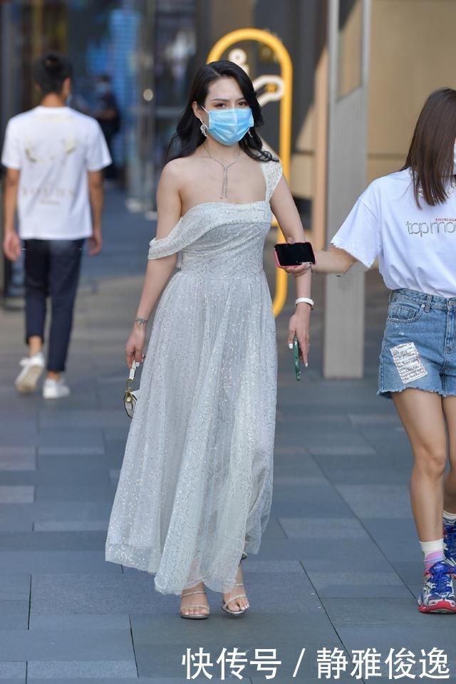 一个人要想显得端庄,还得试一下长裙穿搭,高贵大气