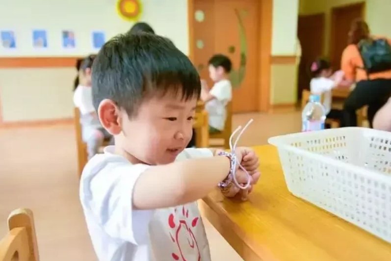 孩子|孩子3岁就得送幼儿园？育儿专家建议：父母送错了，娃会遭罪的