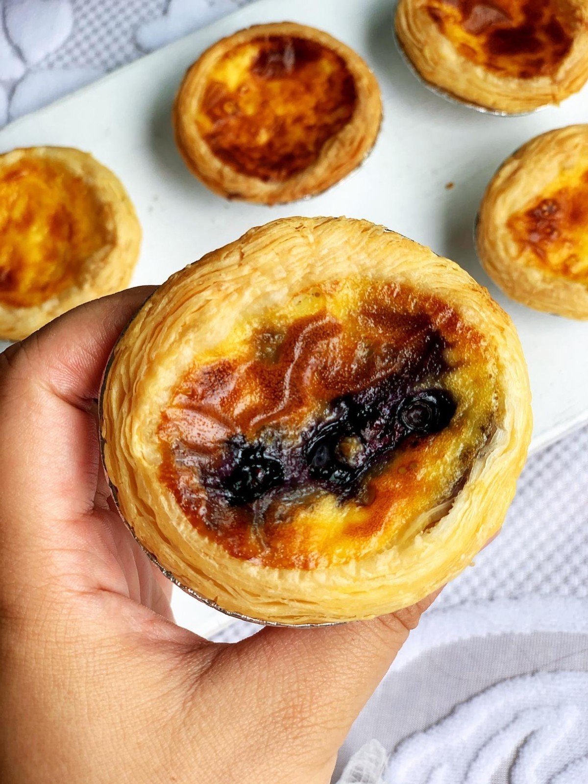 用蓝莓做一份蛋挞吃，每个都酸酸甜甜，香甜可口