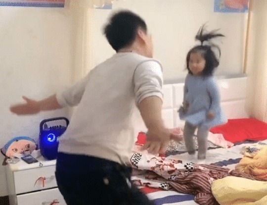 惊雷|“老虎不在家,猴子称霸王”老爸带娃“惊雷”现场,午夜的狂欢