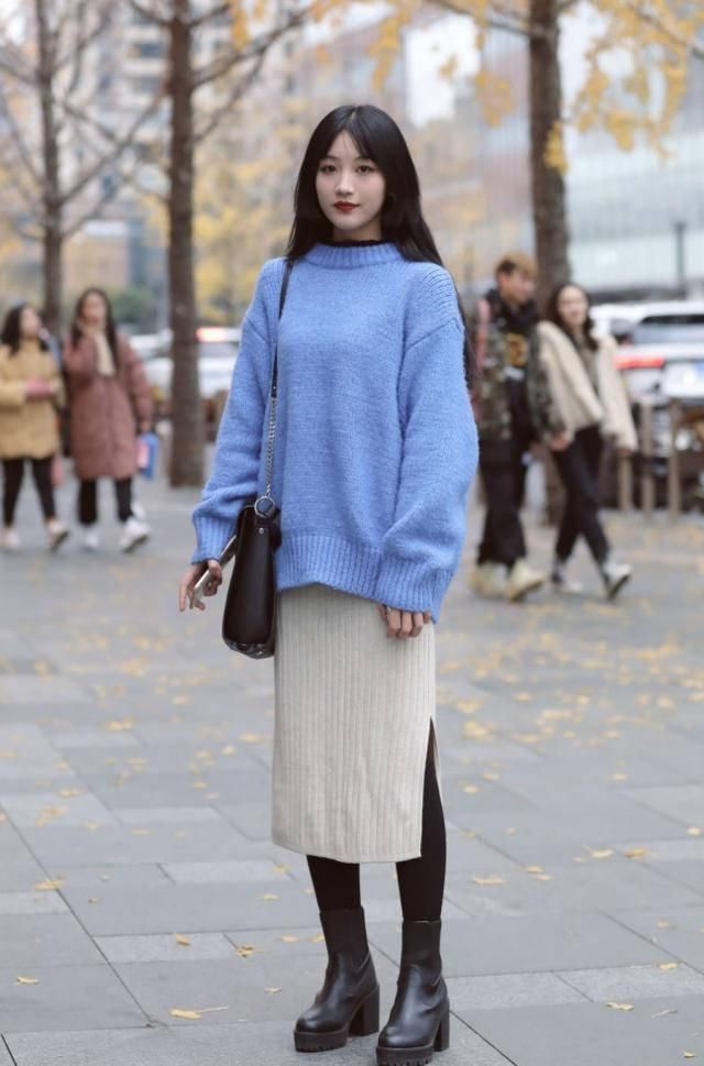 路人街拍，清爽舒适的绿色连衣裙简洁大方，给人眼前一亮的感觉