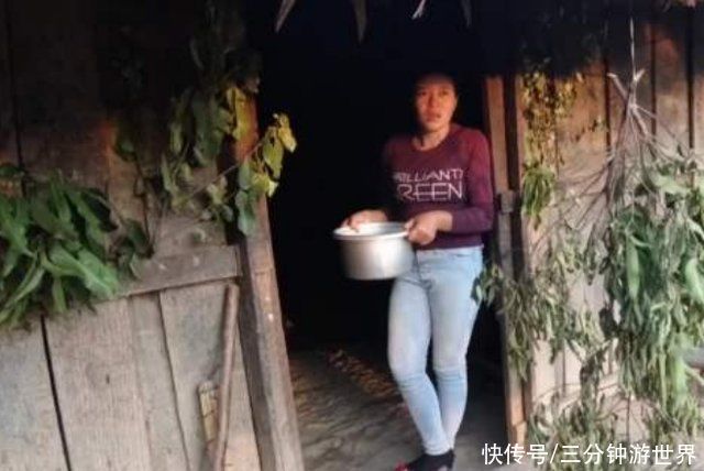 小伙到老挝旅游，看到美女往门上挂树枝，准备进时被当地大叔制止