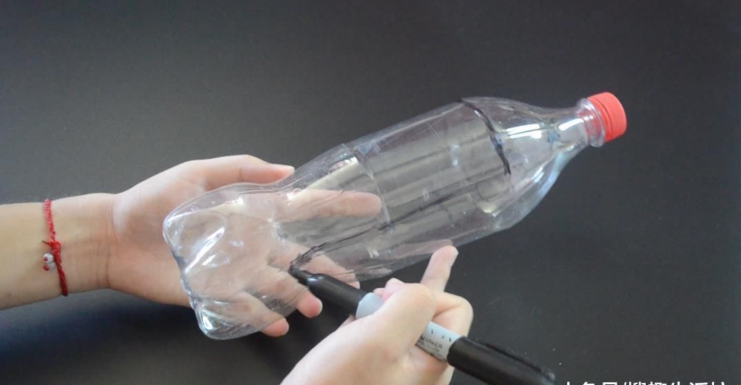 实用|大号塑料瓶别扔了, 剪一刀, 放在厨房里太实用了, 看到的人都夸好