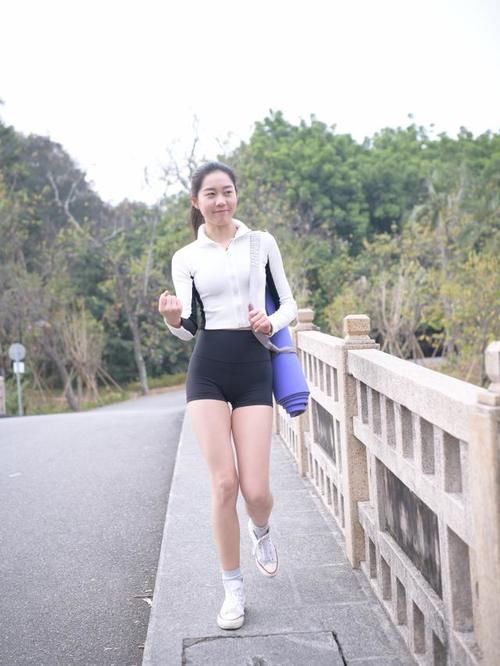 街拍|不会搭配运动装？白色卫衣+黑色瑜伽短裤，轻松点亮整个夏天