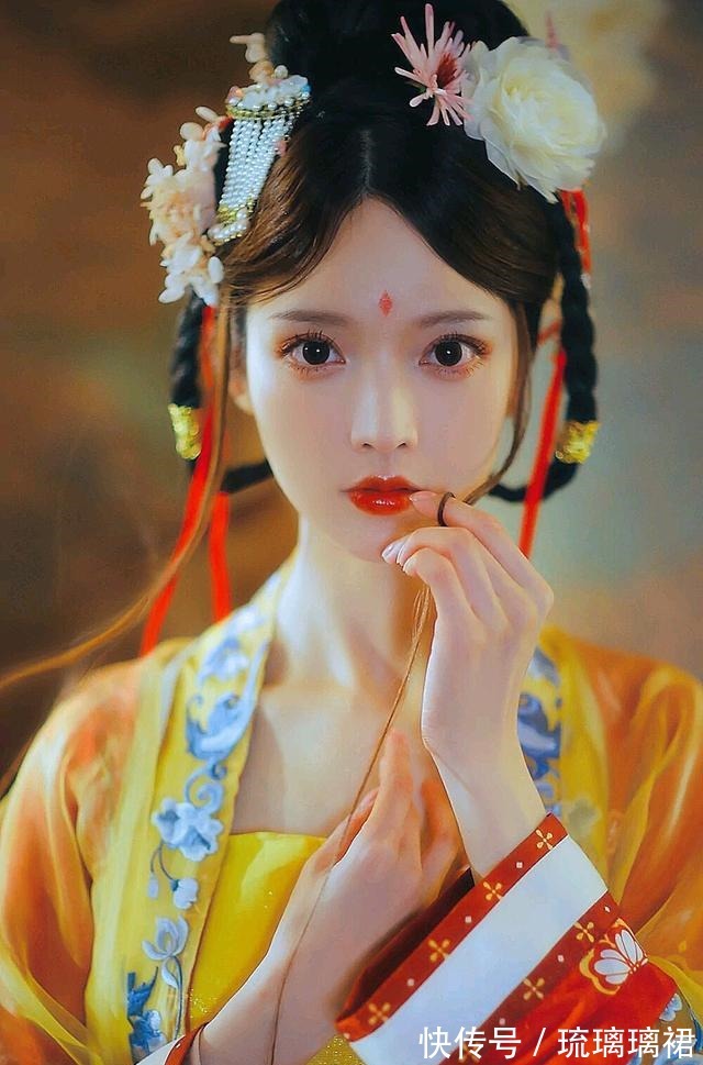 眼睛$眼睛有这三个特征,就是天生的“古风杏眼”,全中的女生太幸运!