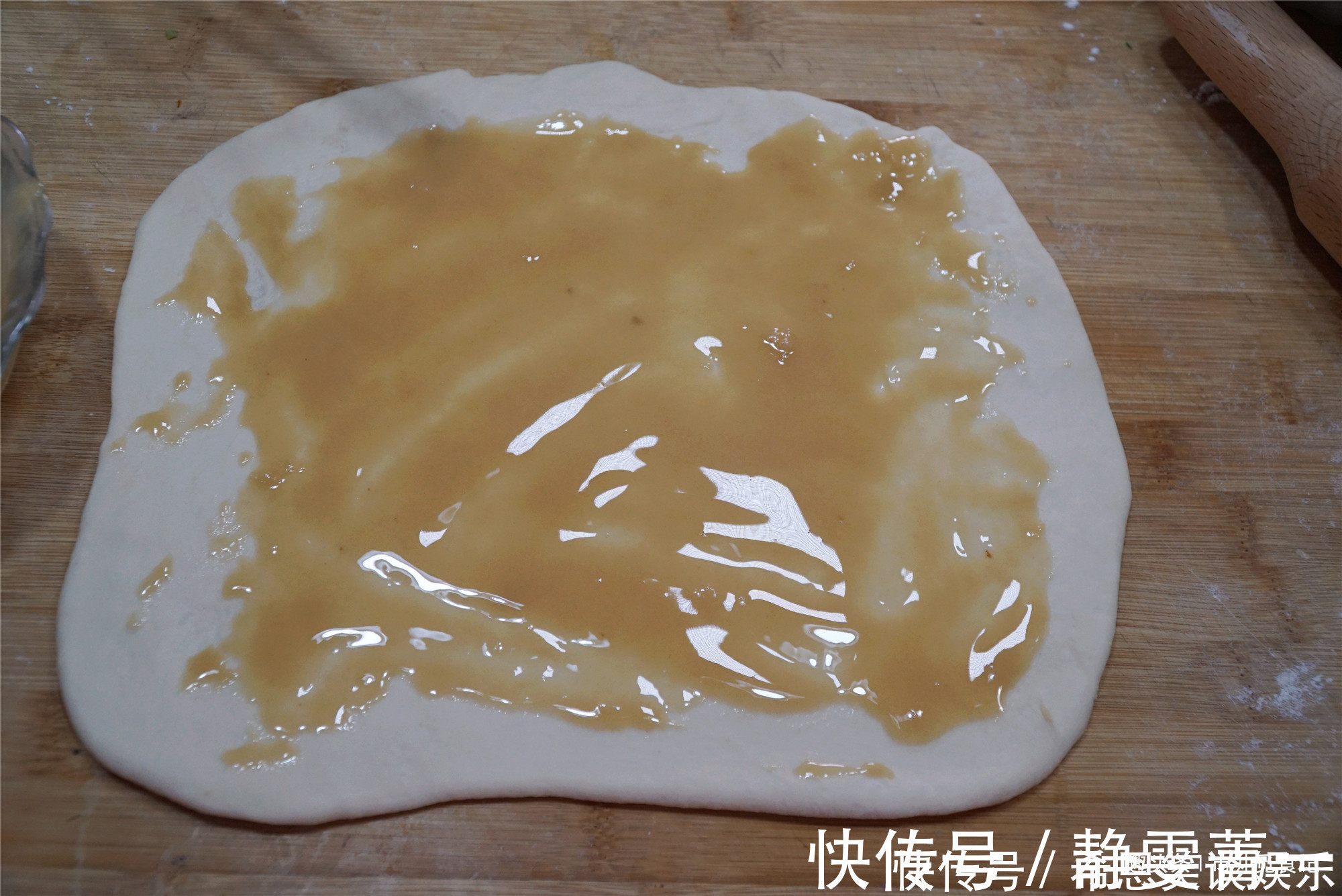 做馅饼,和好面直接包可不行,多加一步,松软酥脆,放几天都不硬