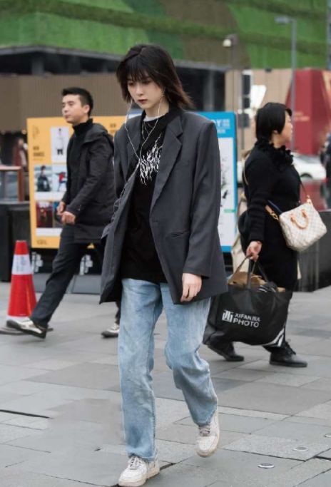 绣花|街拍:牛仔外套+绣花连衣裙,外国美女随意打扮也可以这么美!