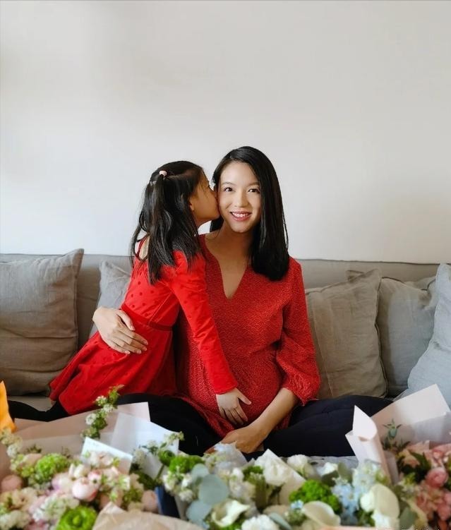 入院|惠若琪端午节挺9月巨肚送祝福,身形笨重手部水肿,疑已入院生娃