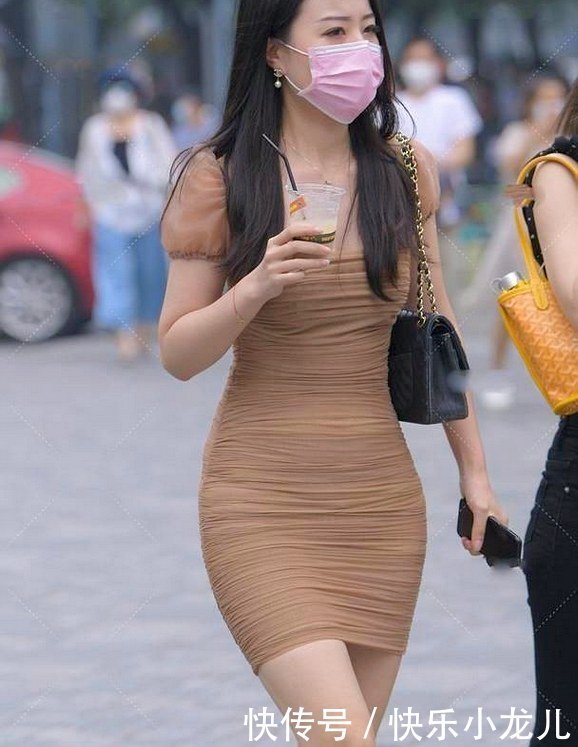 皱褶连衣裙显身显身,搭配简单穿搭,穿出高冷范