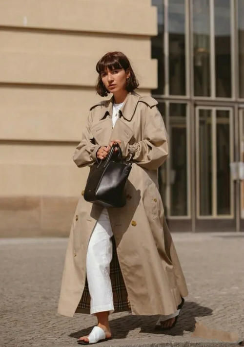 人手一件的棕色风衣，这样配“内搭”才上档次，轻松摆脱路人感