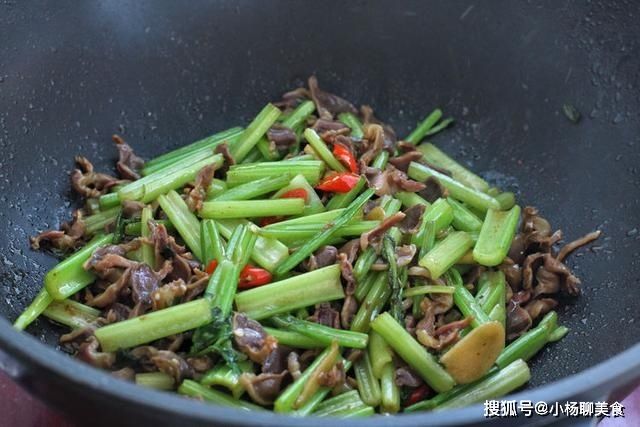 下酒菜当属炒鸡胗，想要脆嫩有1步不能省，没腥味更有嚼劲