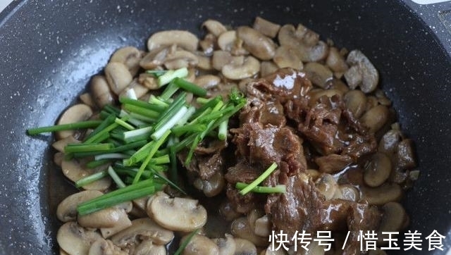 小葱|牛肉炒哪种蘑菇好？试试双孢菇，尤其适合冬天给小孩吃