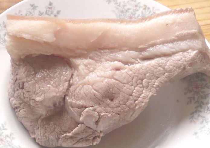 炒回锅肉，肉焯水后直接下锅炒就错了，厨师教一招，香嫩好吃不油