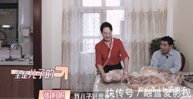 婆婆|黄圣依给婆婆洗澡，陈松伶跪地为婆婆穿鞋，孝顺背后是老公的差距