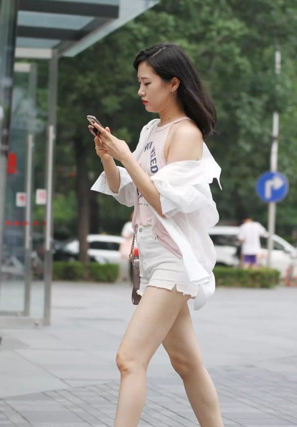 街拍仪态万千的小姐姐,肌肤如玉,轻松秀出高挑曼妙的好身材