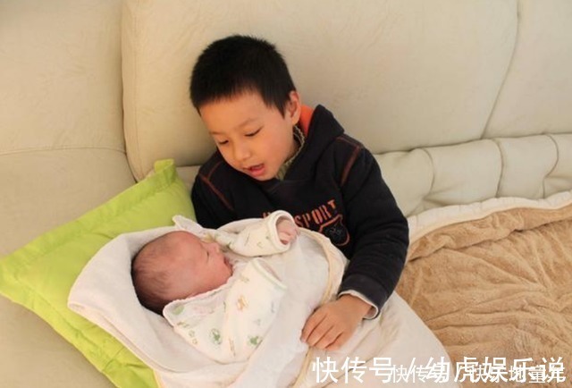 大宝|姐姐把弟弟“当马骑”，被妈妈发现后表情亮了，网友：打弟要趁早