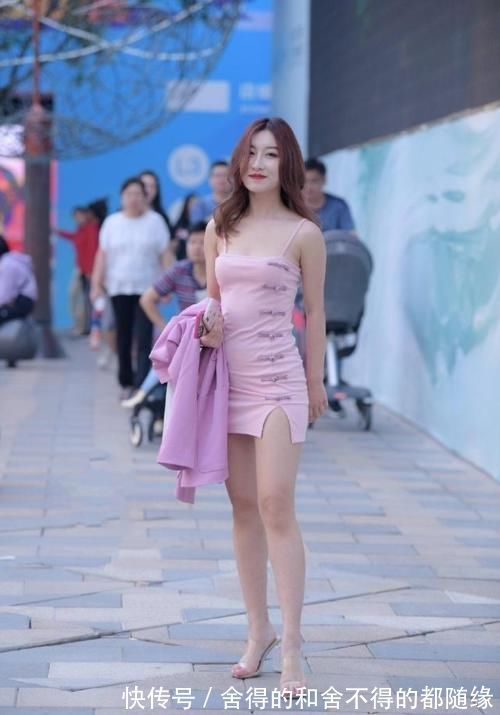 颜色 粉色是小女生最爱的颜色，减龄还有活力，尤其是粉色的吊带裙！