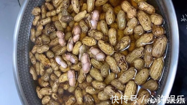 入味|煮盐水花生时,加1样东西,咸香入味久存不坏,越吃越上瘾