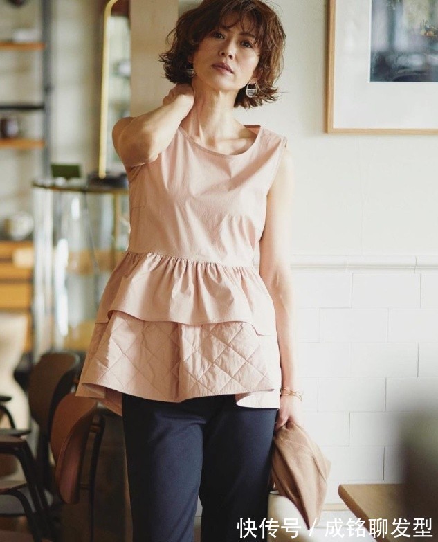 收腰|年过50岁的女人,尽量别穿得太花哨太抢眼,不仅显廉价还掉档次